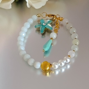 Finomság - nőiesség - nyári könnyedség � berill, türkiz jáde karkötő virág medállal - Meska.hu