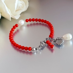 Vörös korall, édesvízi gyöngy és hegyikristály karkötő - ékszer - karkötő - gyöngyös karkötő - Meska.hu