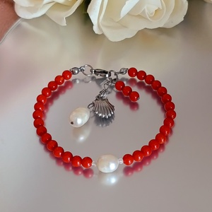 Vörös korall, édesvízi gyöngy és hegyikristály karkötő - ékszer - karkötő - gyöngyös karkötő - Meska.hu