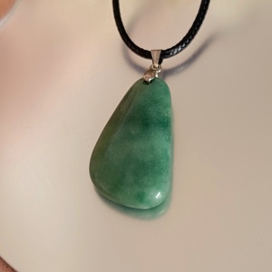 Nyújtott csepp alakú zöld jáde nyaklánc - ékszer - nyaklánc - medálos nyaklánc - Meska.hu