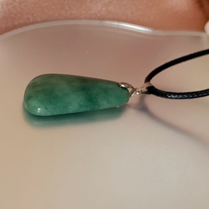 Nyújtott csepp alakú zöld jáde nyaklánc - ékszer - nyaklánc - medálos nyaklánc - Meska.hu