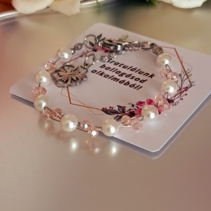 Ballagásra - kagylóhéj és rózsaszín üveggyöngy karkötő virág medállal - Meska.hu