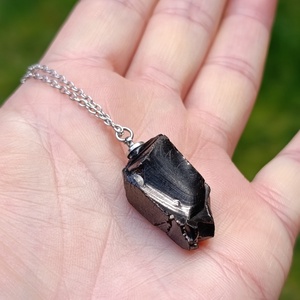 Nyers shungit medál nemesacél láncon - ékszer - nyaklánc - medálos nyaklánc - Meska.hu