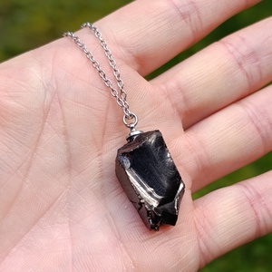 Nyers shungit medál nemesacél láncon - ékszer - nyaklánc - medálos nyaklánc - Meska.hu