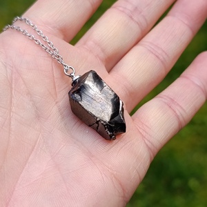 Nyers shungit medál nemesacél láncon - ékszer - nyaklánc - medálos nyaklánc - Meska.hu