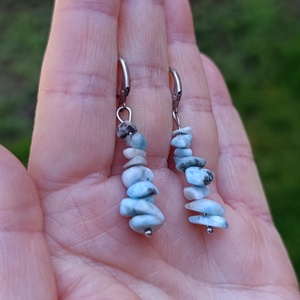 Larimár chips fülbevaló nemesacél biztonsági kapcson - ékszer - fülbevaló - lógó fülbevaló - Meska.hu