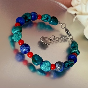 Krizokolla, lapis lazuli és korall ásványkarkötő kagyló medállal, Ékszer, Karkötő, Ásványkarkötő, Ékszerkészítés, MESKA