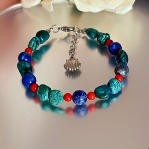 Krizokolla, lapis lazuli és korall ásványkarkötő kagyló medállal - ékszer - karkötő - ásványkarkötő - Meska.hu