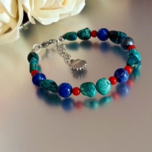 Krizokolla, lapis lazuli és korall ásványkarkötő kagyló medállal - ékszer - karkötő - ásványkarkötő - Meska.hu