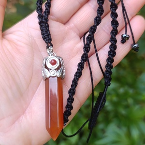Karneol csúcsmedál nyaklánc, Ékszer, Nyaklánc, Hosszú nyaklánc, Csomózás, Ékszerkészítés, MESKA