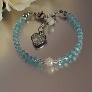 Kék topáz, aura holdkő és hegyikristály ásványkarkötő szív medállal - ékszer - karkötő - ásványkarkötő - Meska.hu