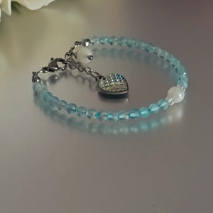Kék topáz, aura holdkő és hegyikristály ásványkarkötő szív medállal - ékszer - karkötő - ásványkarkötő - Meska.hu