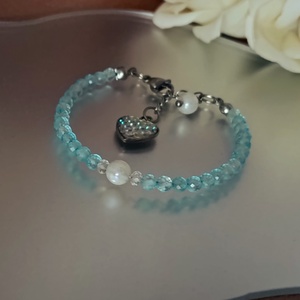 Kék topáz, aura holdkő és hegyikristály ásványkarkötő szív medállal - Meska.hu