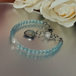 Kék topáz, aura holdkő és hegyikristály ásványkarkötő szív medállal - ékszer - karkötő - ásványkarkötő - Meska.hu