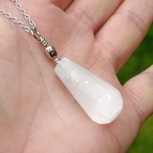 Csepp alakú szelenit medál nemesacél láncon - ékszer - nyaklánc - medálos nyaklánc - Meska.hu