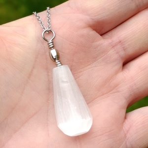 Csepp alakú szelenit medál nemesacél láncon - ékszer - nyaklánc - medálos nyaklánc - Meska.hu
