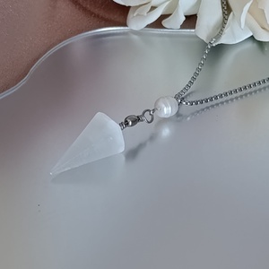 Piramis alakú szelenit medál édesvízi gyönggyel nemesacél láncon, Ékszer, Nyaklánc, Medál, Ékszerkészítés, MESKA