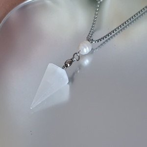 Piramis alakú szelenit medál édesvízi gyönggyel nemesacél láncon - ékszer - nyaklánc - medál - Meska.hu