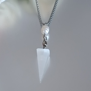 Piramis alakú szelenit medál édesvízi gyönggyel nemesacél láncon - ékszer - nyaklánc - medál - Meska.hu