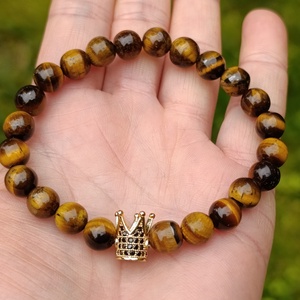 Bőség - fókusz - földelés A minőségű tigrisszem karkötő korona dísszel - ékszer - karkötő - ásványkarkötő - Meska.hu