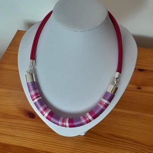 Lila, magenta, fehér, színes fonalas nyakék - Meska.hu