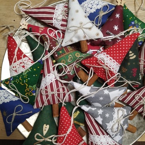 Textil fenyők fahéjjal. - karácsony - karácsonyi lakásdekoráció - karácsonyfadíszek - Meska.hu
