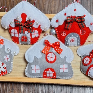 Hímzett filc házikó, karácsonyfa díszek. - karácsony - karácsonyi lakásdekoráció - karácsonyfadíszek - Meska.hu