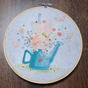 Húsvéti nyuszi mintás filc fali kép fali dísz hímzőkeretben - otthon & életmód - dekoráció - fali és függő dekoráció - falra akasztható dekor - Meska.hu