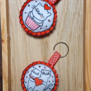 Filc szerelmes cicák kulcstartó , táskadísz, függődísz - Meska.hu