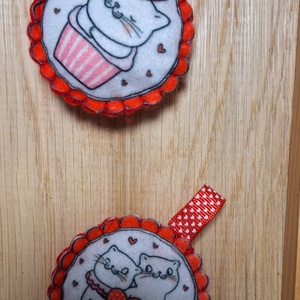 Filc szerelmes cicák kulcstartó , táskadísz, függődísz - táska & tok - kulcstartó & táskadísz - kulcstartó - Meska.hu