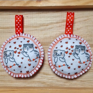 Filc szerelmes cicák kulcstartó , táskadísz, függődísz, Táska & Tok, Kulcstartó & Táskadísz, Kulcstartó, Varrás, Hímzés, MESKA