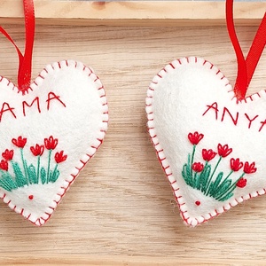 Hímzett gyapjú filc szív, tulipános ANYA, MAMA, DÉDI vagy név felirattal. - otthon & életmód - dekoráció - fali és függő dekoráció - függődísz - Meska.hu