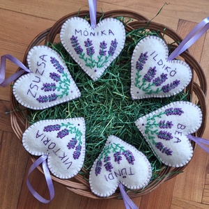 Hímzett gyapjú filc szív, tulipános ANYA, MAMA, DÉDI vagy név felirattal. - otthon & életmód - dekoráció - fali és függő dekoráció - függődísz - Meska.hu