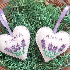 Hímzett gyapjú filc szív, tulipános ANYA, MAMA, DÉDI vagy név felirattal. - otthon & életmód - dekoráció - fali és függő dekoráció - függődísz - Meska.hu