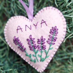 Hímzett gyapjú filc szív, tulipános ANYA, MAMA, DÉDI vagy név felirattal. - Meska.hu