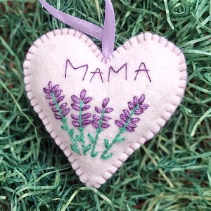 Hímzett gyapjú filc szív, tulipános ANYA, MAMA, DÉDI vagy név felirattal. - otthon & életmód - dekoráció - fali és függő dekoráció - függődísz - Meska.hu