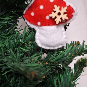 Filc karácsonyfa díszek, karácsonyi, téli gomba fa dekorral. - karácsony - karácsonyi lakásdekoráció - karácsonyfadíszek - Meska.hu