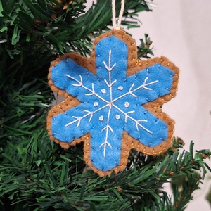 Filc karácsonyfa díszek, hímzett téli, karácsonyi, hópelyhek, hóember - karácsony - karácsonyi lakásdekoráció - karácsonyfadíszek - Meska.hu