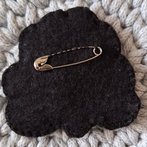 Filc gyapjúfilc kokárda, nemzeti színű magyaros kokárda  - ékszer - kitűző és bross - Meska.hu