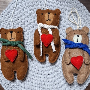 Valentin napi filc maci, macik - otthon & életmód - dekoráció - fali és függő dekoráció - függődísz - Meska.hu