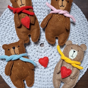 Valentin napi filc maci, macik - otthon & életmód - dekoráció - fali és függő dekoráció - függődísz - Meska.hu