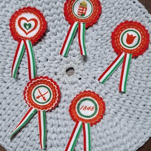 Hímzett filc kokárda, nemzeti színű, virág, tulipán, szív - ékszer - kitűző és bross - Meska.hu