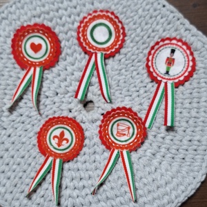 Hímzett filc kokárda, nemzeti színű, virág, tulipán, szív - ékszer - kitűző és bross - Meska.hu