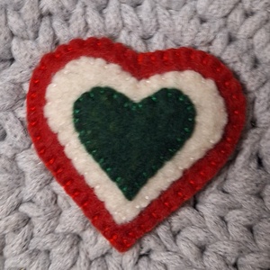 Filc gyapjúfilc kokárda, nemzetiszínű madárka, virág, tulipán, huszárfiú, lány, szív - ékszer - kitűző és bross - Meska.hu