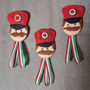 Filc gyapjúfilc kokárda, nemzetiszínű madárka, virág, tulipán, huszárfiú, lány, szív - ékszer - kitűző és bross - Meska.hu