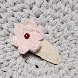 Gyapjúfilc hajcsat horgolt  virággal, masnival vagy pillangóval.angó.  - Meska.hu