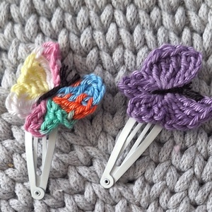 Hajcsat horgolt  virággal,  masnival, pillangóval..  - ruha & divat - hajdísz & hajcsat - hajdísz - Meska.hu