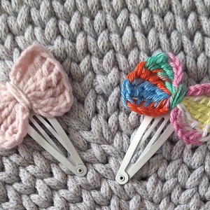 Hajcsat horgolt  virággal,  masnival, pillangóval..  - ruha & divat - hajdísz & hajcsat - hajdísz - Meska.hu