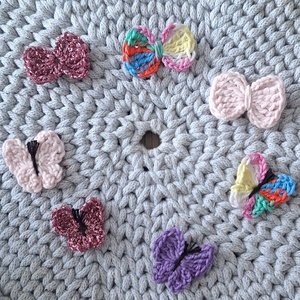 Gyapjúfilc hajcsat horgolt  virággal, masnival vagy pillangóval.angó.  - ruha & divat - hajdísz & hajcsat - hajdísz - Meska.hu