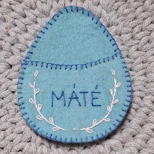 Névreszóló hímzett gyapjú filc húsvéti tojás pénzátadó, csokiátadó, Ünnepi díszek, dekorációk, Húsvéti díszek és dekorációk, Húsvéti pénzátadó, Varrás, Hímzés, MESKA